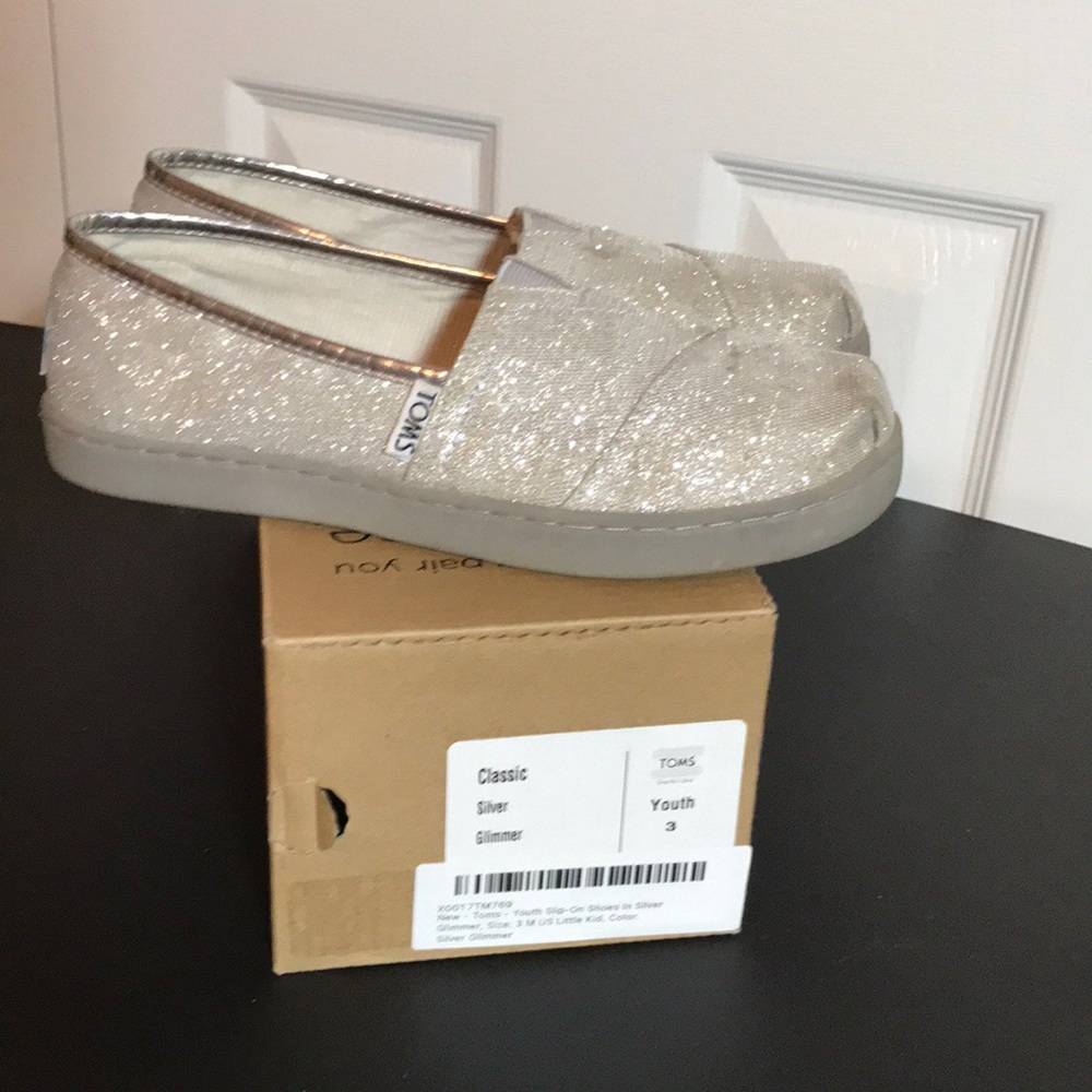 Gently Used Toms Classic Silver Glimmer, size Y 3